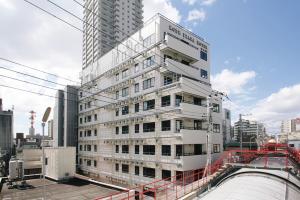 um edifício branco alto numa cidade em Kobe Plaza Hotel West em Kobe