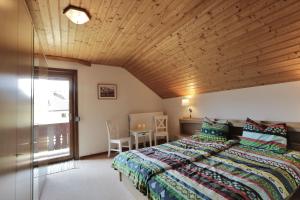 una camera con letto e soffitto in legno di Tom's Hütte a Presseggersee