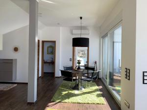 uma sala de jantar com mesa e cadeiras em Luxus-Ferienwohnung Saalhausen em Saalhausen