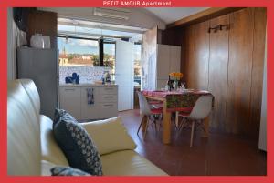 a kitchen and dining room with a table and chairs at Verona Relax & Stay APARTMENTS in Verona