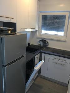 Kuchyňa alebo kuchynka v ubytovaní Apartmani Eden Vrsi Mulo