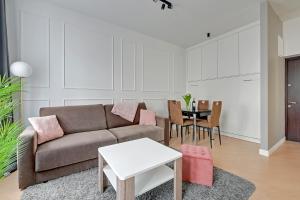 salon z kanapą i stołem w obiekcie Royal Rose - Premium Beach Apartment w mieście Sopot