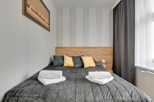 sypialnia z dużym łóżkiem z 2 poduszkami w obiekcie Royal Rose - Premium Beach Apartment w mieście Sopot