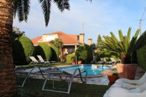 Basen w obiekcie Duplex Playa de Rons lub w pobliżu