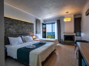 Un pat sau paturi într-o cameră la Bebis Hotel