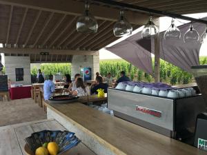 Restaurace v ubytování Csernus Doki bor-grillterasza és bungallói