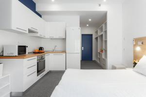 Kuchyň nebo kuchyňský kout v ubytování Orange Hotel