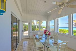 North SideにあるNorthside Grand Cayman Getaway with Private Beach!のテーブルと椅子と海のあるダイニングルーム