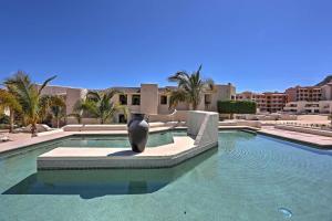 Bazén v ubytování Resort-Style Beachfront Getaway with Pool and Balcony! nebo v jeho okolí