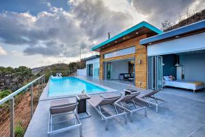 Swimmingpoolen hos eller tæt på Luxury St Croix Home with Oceanfront Pool and Views