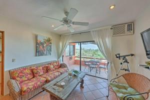 uma sala de estar com um sofá e uma mesa em Cabo Condo with Balcony, Ocean Views and Resort Perks! em Cabo San Lucas