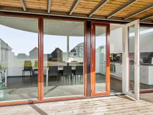 cocina abierta y comedor con puertas correderas de cristal en 6 person holiday home in R m, en Sønderby