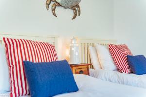 En eller flere senge i et værelse på Driftwood Cottage by Bloom Stays