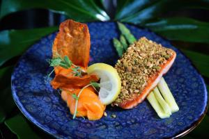 Makanan di atau di tempat lain dekat hotel