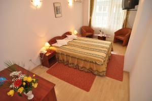 Un pat sau paturi într-o cameră la Dali Hotel