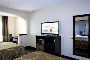 Postel nebo postele na pokoji v ubytování Super 8 by Wyndham High Point/Greensboro