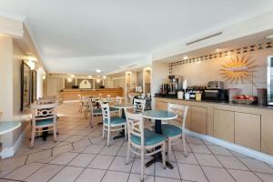 Dapur atau dapur kecil di La Quinta Inn by Wyndham Bossier City