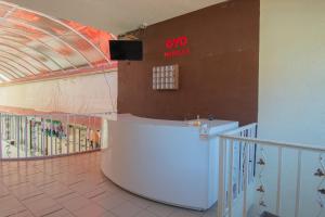 una habitación con un escenario y un cartel en la pared en OYO Hotel Morelos, Villa Hidalgo, en Villa Hidalgo