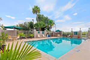 ネープルズにあるLa Quinta by Wyndham Naples East (I-75)の大型スイミングプール(隣に人が立っている)
