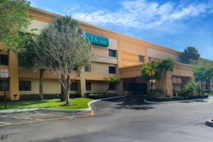 a parking lot in front of a hotel at La Quinta Inn by Wyndham Ft. Lauderdale Tamarac East in Fort Lauderdale