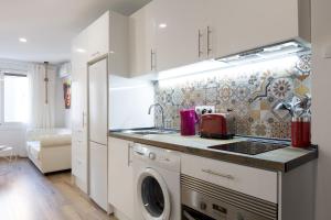 a kitchen with a sink and a washing machine at Besos Beach Gem 15 Min Placa Catalunya By MyRentalHost in Sant Adria de Besos