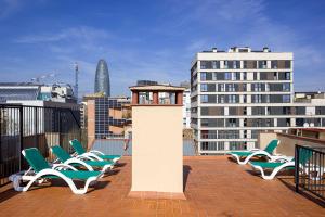 un groupe de chaises assises sur un toit dans l'établissement PobleNou Loft Nº2 By MyRentalHost, à Barcelone