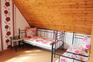 a room with two bunk beds and a wooden ceiling at Ferienwohnung Hooge Loogen, 35212 in Holtland