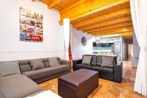 sala de estar con 2 sofás y cocina en Spacious Sagrada Familia By MyRentalHost, en Barcelona