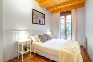 Habitación blanca con cama y ventana en Spacious Sagrada Familia By MyRentalHost, en Barcelona