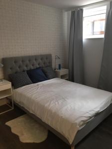 um quarto com uma cama grande e uma janela em Luksusowy Apartament pod Lasem, Otwock kolo Warszawy - Jacuzzi is seasonal!! em Otwock