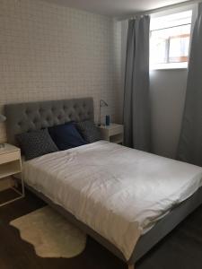 Postel nebo postele na pokoji v ubytování Luksusowy Apartament pod Lasem, Otwock -Shared garden, sauna, wood hot tub! Hot tub seasonal!
