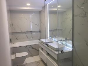 łazienka z 2 umywalkami i prysznicem w obiekcie Luksusowy Apartament pod Lasem, Otwock kolo Warszawy - Jacuzzi is seasonal!! w Otwocku