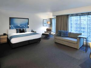 TV a/nebo společenská místnost v ubytování Novotel Melbourne On Collins