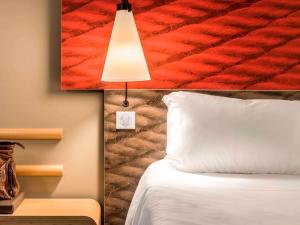 Uma cama ou camas num quarto em Hotel ibis Faro Algarve