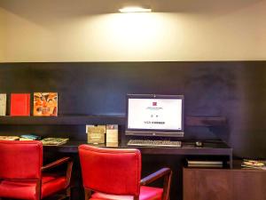 TV a/nebo společenská místnost v ubytování Hotel ibis Faro Algarve