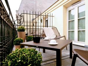 Elle comprend un petit balcon avec une table et une chaise. dans l'établissement Mercure Paris Opera Louvre, à Paris