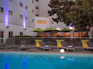 Bazén v ubytování Novotel Paris Orly Rungis Aéroport nebo v jeho okolí