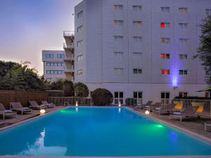 Bazén v ubytování Novotel Paris Orly Rungis Aéroport nebo v jeho okolí