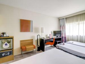 Postel nebo postele na pokoji v ubytování Novotel Paris Orly Rungis Aéroport