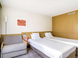 Postel nebo postele na pokoji v ubytování Novotel Paris Orly Rungis Aéroport