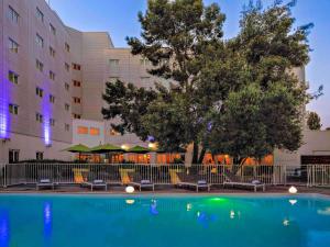 Bazén v ubytování Novotel Paris Orly Rungis Aéroport nebo v jeho okolí