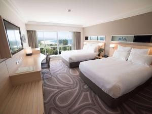 Postel nebo postele na pokoji v ubytování Novotel Wollongong Northbeach