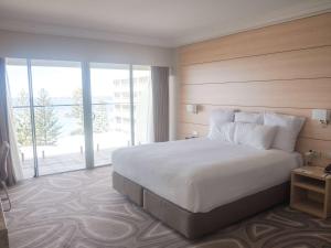 Postel nebo postele na pokoji v ubytování Novotel Wollongong Northbeach