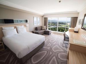Postel nebo postele na pokoji v ubytování Novotel Wollongong Northbeach