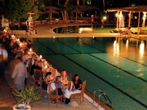 The swimming pool at or close to Sofitel Winter Palace Luxor