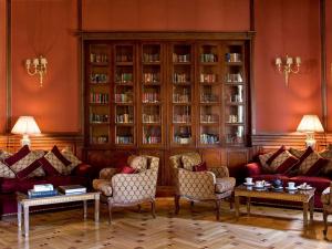 A seating area at Sofitel Winter Palace Luxor