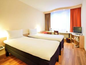 A bed or beds in a room at Ibis Budapest City