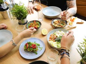 إيبيس باريس بيرسي فيليدج في باريس: مجموعة من الناس يجلسون على طاولة مع أطباق من الطعام