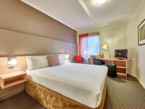 Cama ou camas em um quarto em ibis Perth