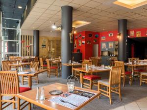 A restaurant or other place to eat at ibis Vichy